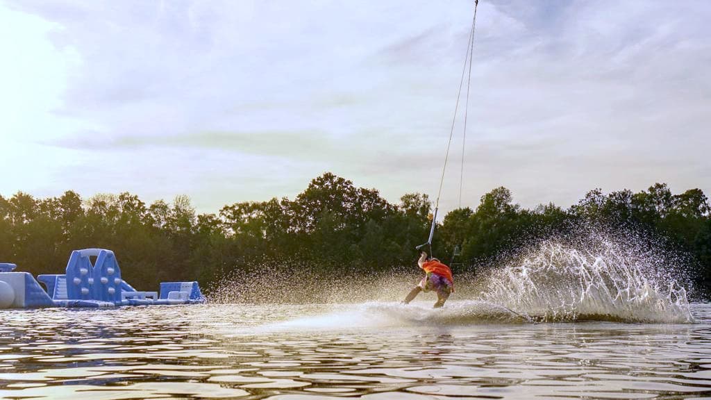 Wasserpark mit Wasserski- und Wakeboarding-Anlage
