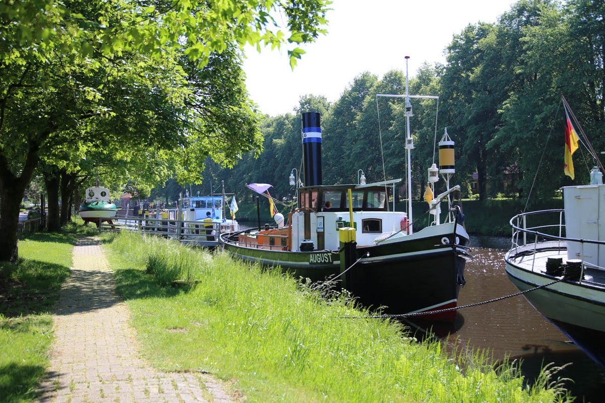 Museumsschiffe im Haren-Rütenbrock-Kanal