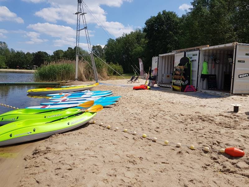 Kayaks und SUP-Boards am Strand